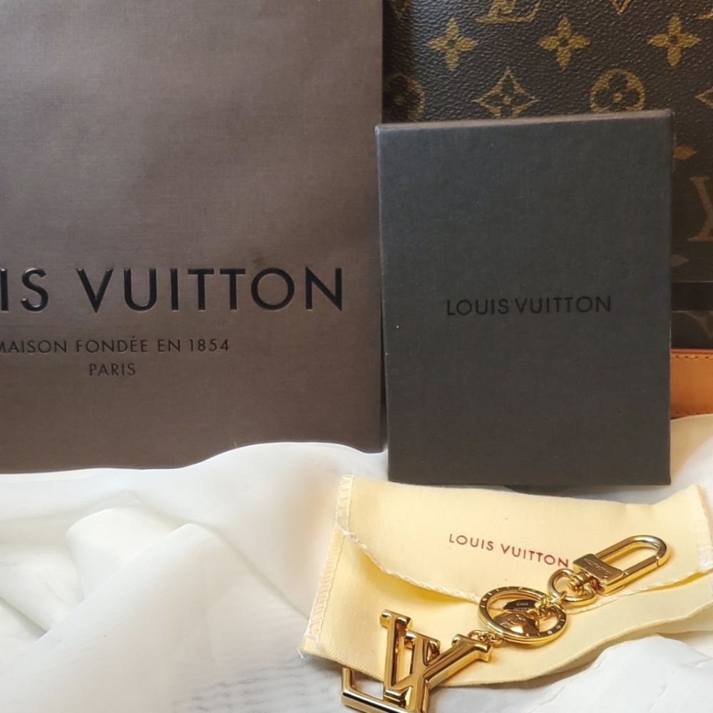 LOUIS VUITTON AUTHENTIC METAL GOLD PTE CLES LV FACETTES KEY CHAIN -PRICE FIRM